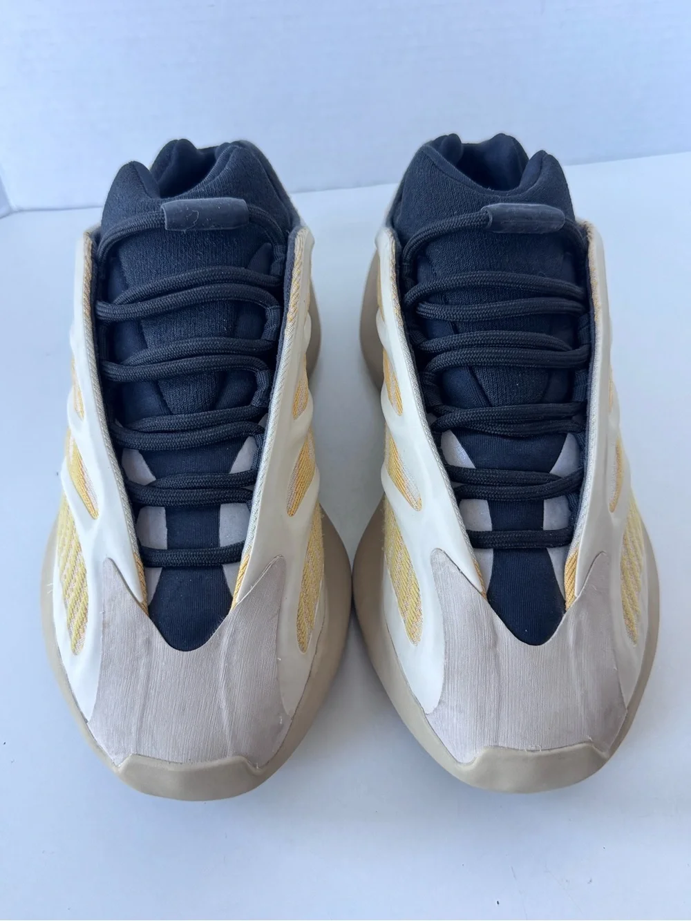 Yeezy adidas 700